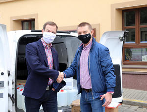 Radotínskému starostovi, Karlu Hanzlíkovi, předal dar ředitel Regionu Čechy, Martin Brůha. 