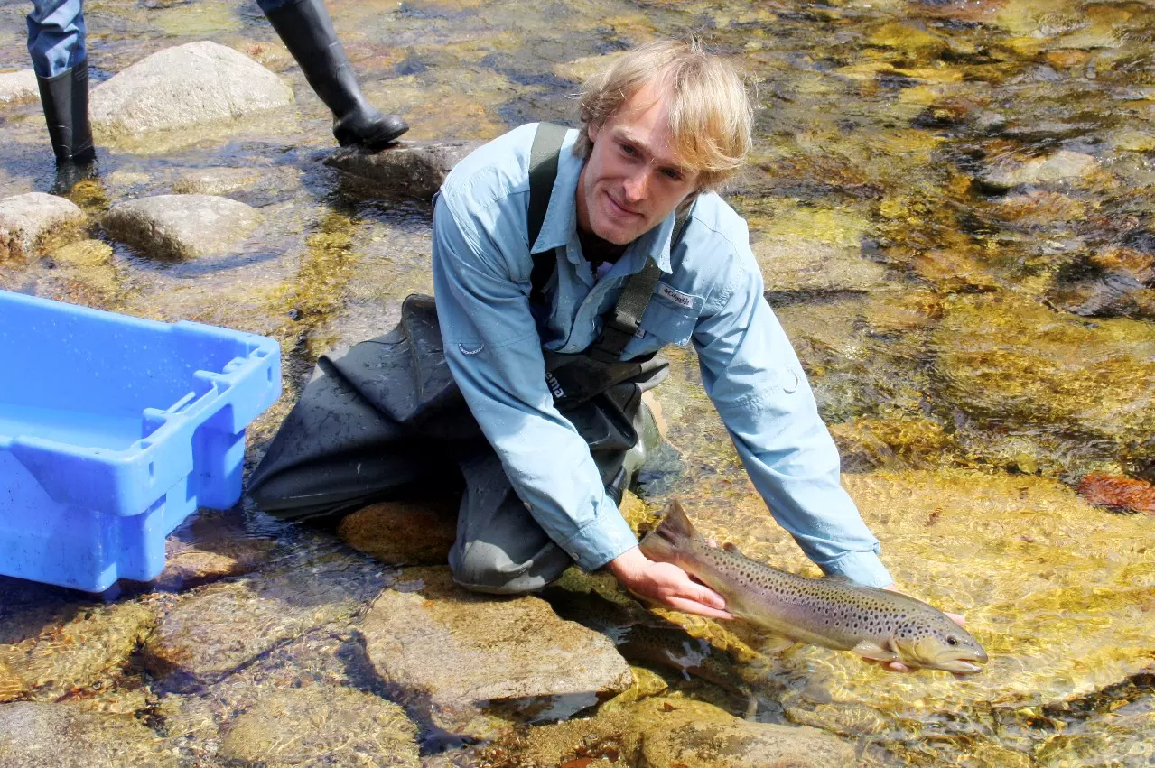 Jakub Vágner vypouští pstruhy do Labe