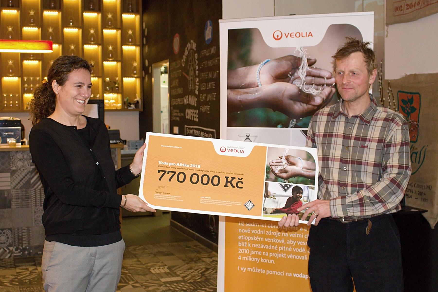 Předání šeku - Voda pro Afriku 2016