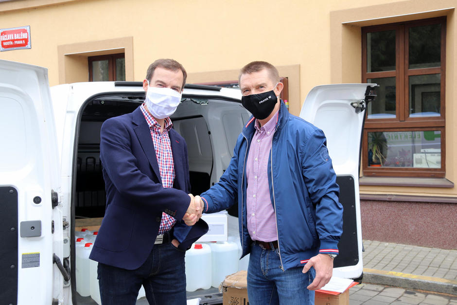 Radotínskému starostovi, Karlu Hanzlíkovi, předal dar ředitel Regionu Čechy, Martin Brůha. 