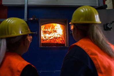 Operátoři zařízení na energetické využití odpadu dohlížející na spalovací komoru