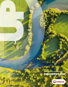 Titulní strana ESG Reportu 2025 Veolia Holding Česká republika s leteckým snímkem meandrující řeky obklopené zelenou přírodou.