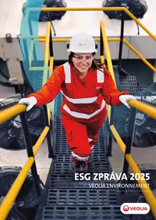 Titulní strana ESG zprávy 2025 Veolia Environnement s fotografií pracovnice v červené kombinéze a bílé přilbě stoupající po schodech průmyslového objektu.